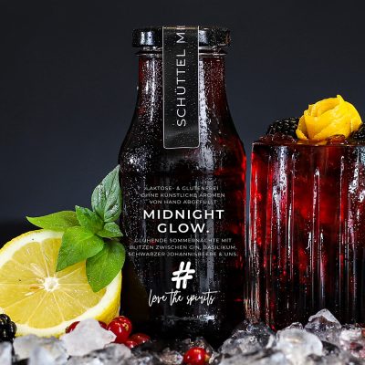 Cocktail Midnight Glow - Fertige Cocktails online bestellen - Direkt vom Barkeeper abgefüllt - Gin, Schwarze Johannisbeere, Apfel, Zitrone und Basilikum