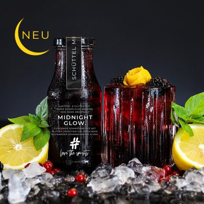 Cocktail Midnight Glow - Fertige Cocktails online bestellen - Direkt vom Barkeeper abgefüllt - Gin, Schwarze Johannisbeere, Apfel, Zitrone und Basilikum